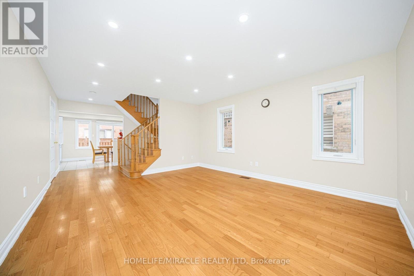 15 Starhill Crescent, Brampton, Ontario  L6R 2P9 - Photo 7 - W12650648