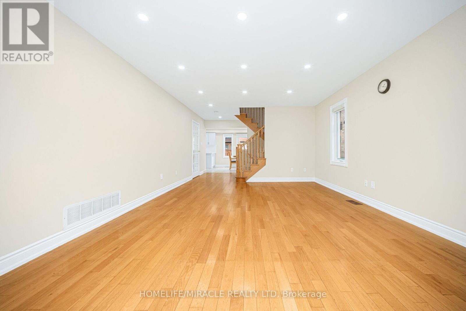 15 Starhill Crescent, Brampton, Ontario  L6R 2P9 - Photo 8 - W12650648