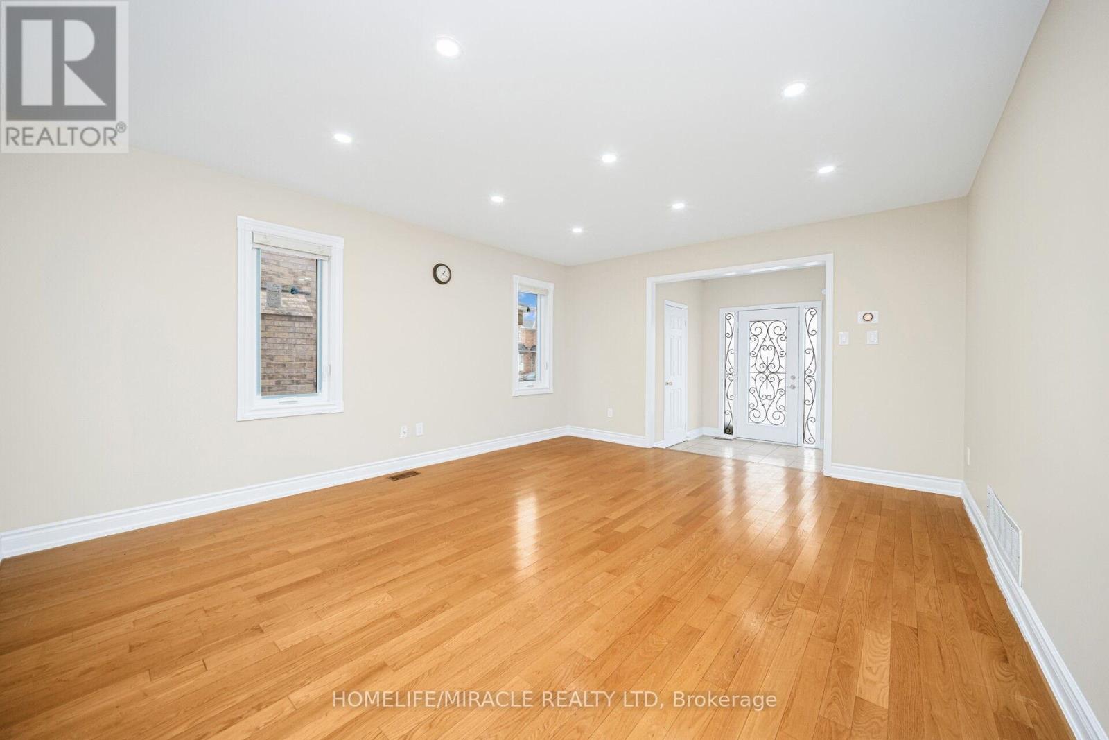 15 Starhill Crescent, Brampton, Ontario  L6R 2P9 - Photo 9 - W12650648