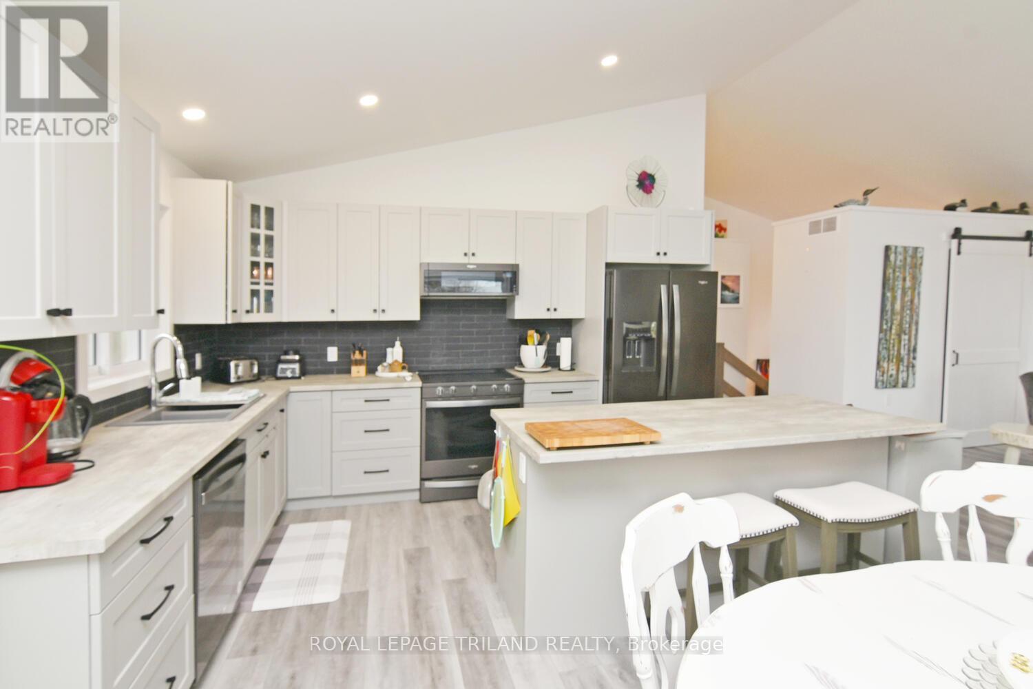 9904 Lake Road, Lambton Shores, Ontario  N0N 1J1 - Photo 10 - X12650704