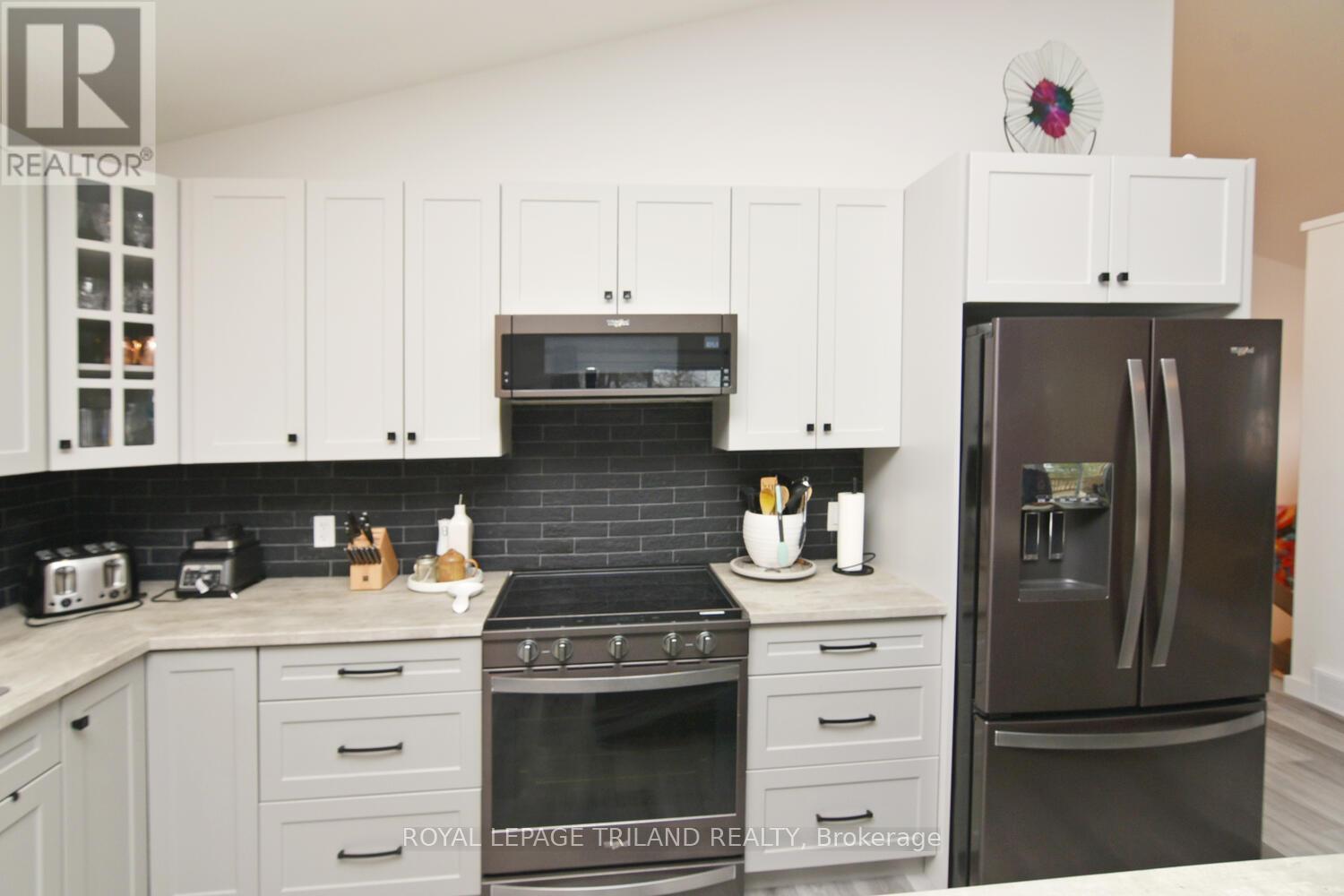 9904 Lake Road, Lambton Shores, Ontario  N0N 1J1 - Photo 11 - X12650704