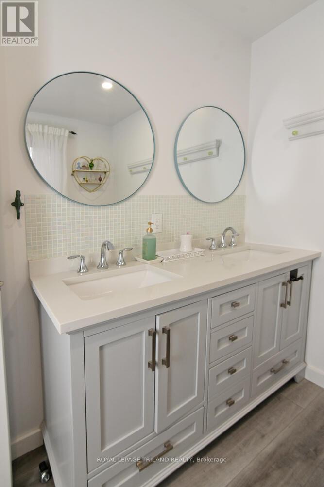 9904 Lake Road, Lambton Shores, Ontario  N0N 1J1 - Photo 21 - X12650704