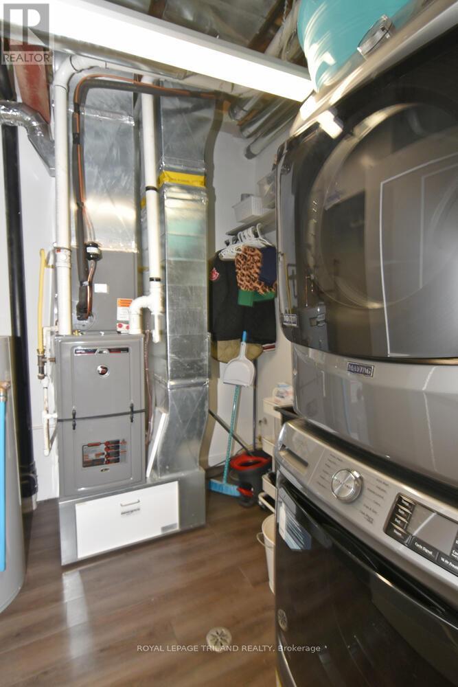 9904 Lake Road, Lambton Shores, Ontario  N0N 1J1 - Photo 25 - X12650704