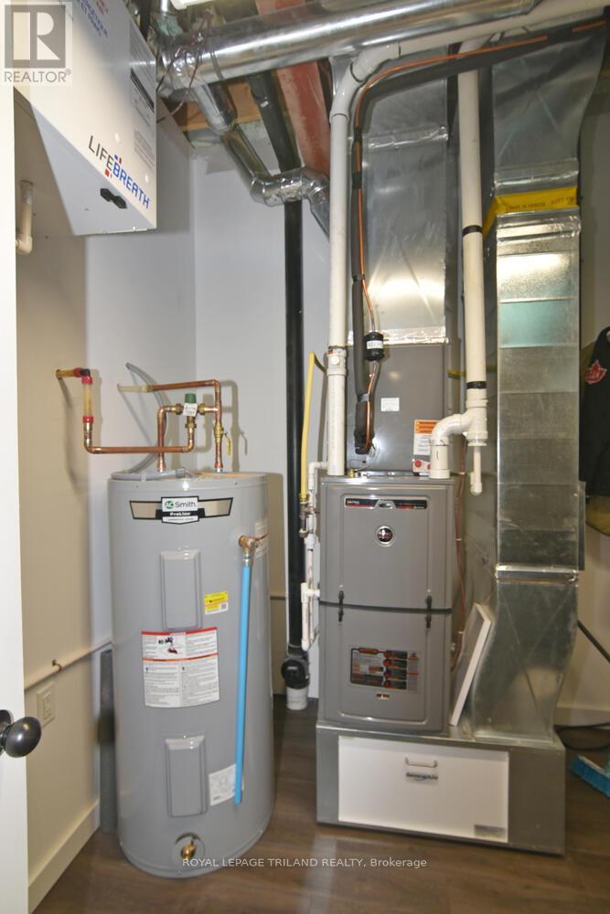 9904 Lake Road, Lambton Shores, Ontario  N0N 1J1 - Photo 26 - X12650704