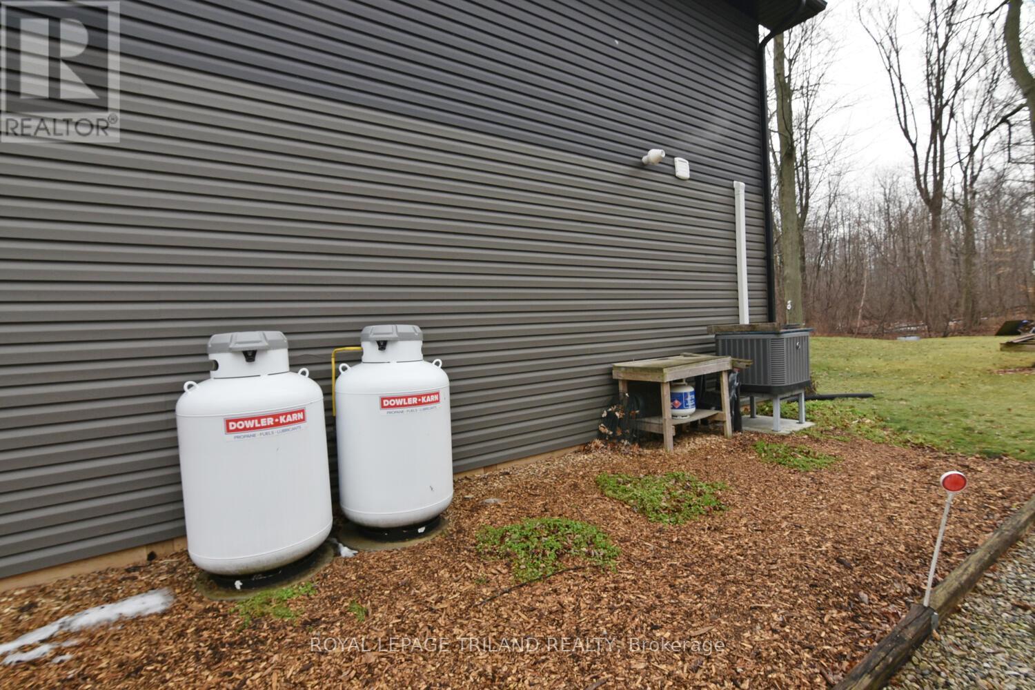 9904 Lake Road, Lambton Shores, Ontario  N0N 1J1 - Photo 36 - X12650704