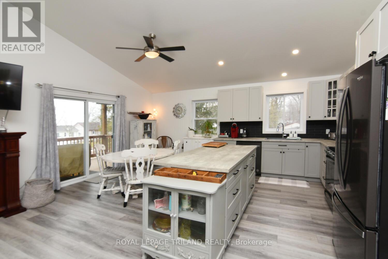 9904 Lake Road, Lambton Shores, Ontario  N0N 1J1 - Photo 5 - X12650704