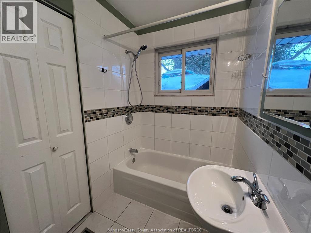 3735 Glenwood, Windsor, Ontario  N9E 2Y6 - Photo 23 - 25031646