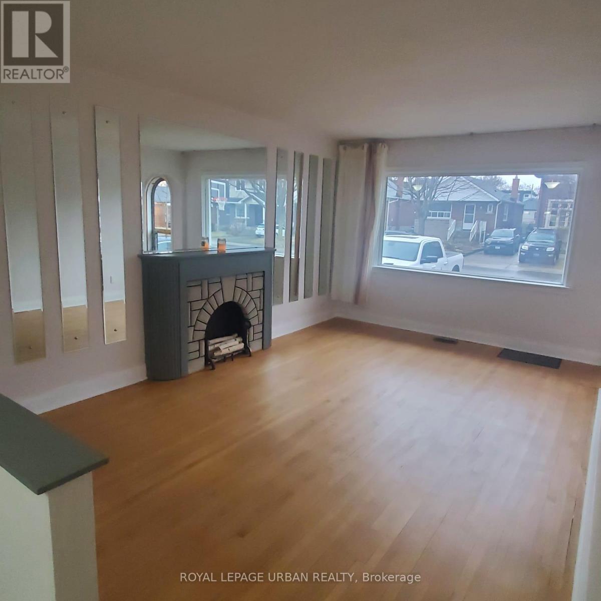 304 Linsmore Crescent, Toronto, Ontario  M4J 4L9 - Photo 4 - E12650734