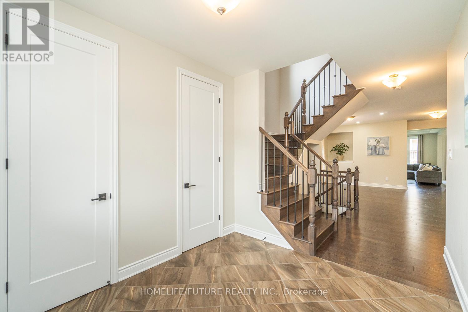 623 Parade Drive, Ottawa, Ontario  K2S 0Y7 - Photo 3 - X12650722