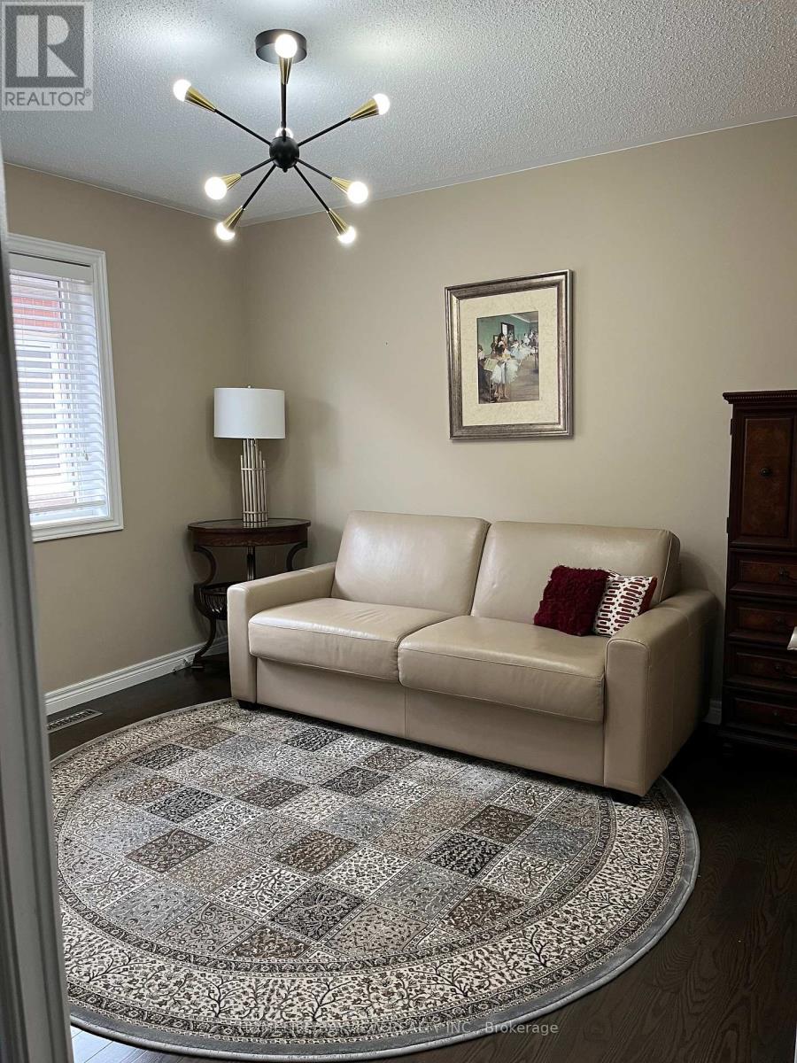 386 Gilpin Drive, Newmarket, Ontario  L3X 3H2 - Photo 3 - N12650742