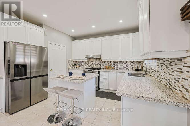 106 Watsonbrook Drive, Brampton, Ontario  L6R 0R4 - Photo 13 - W12635788