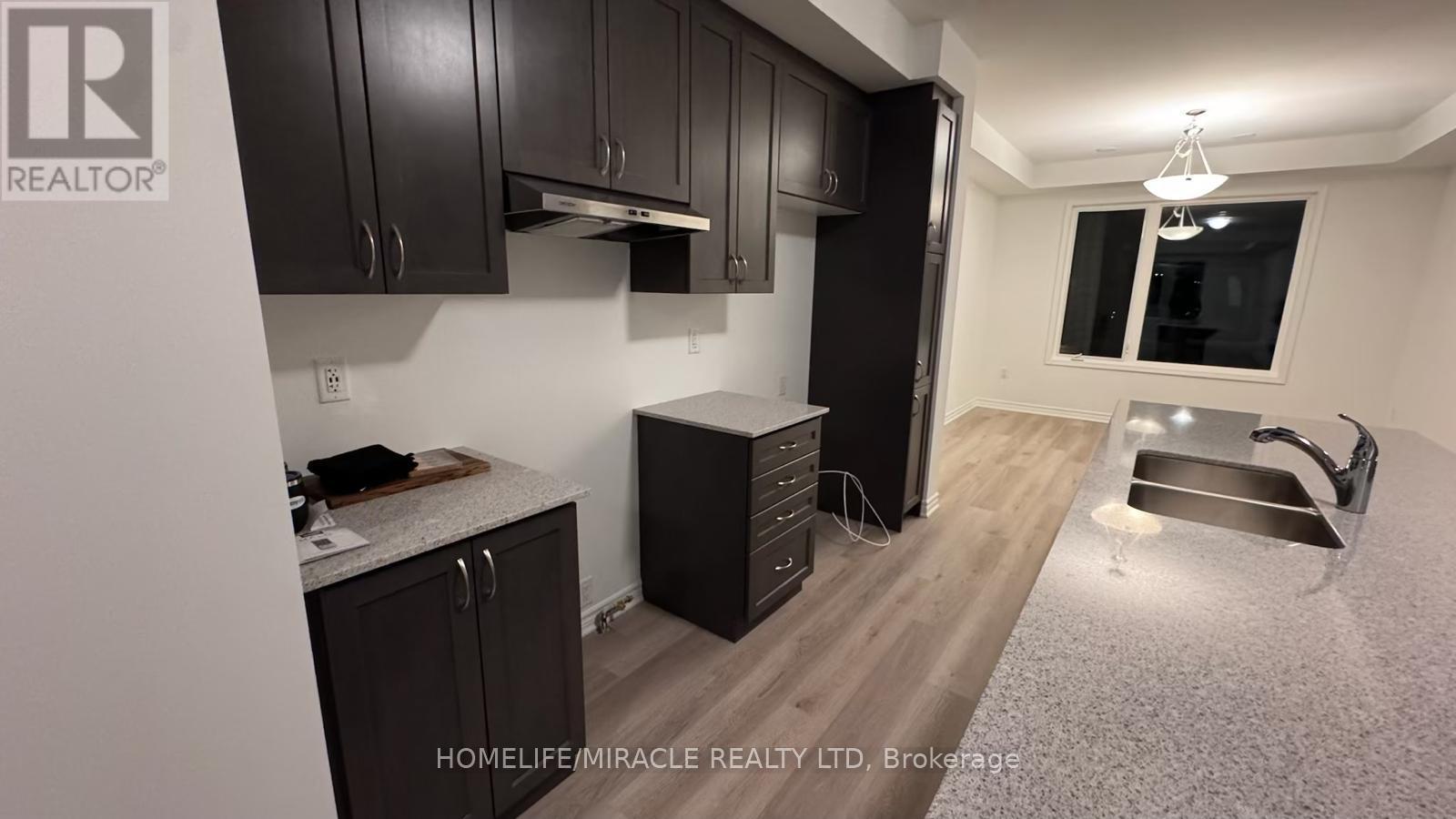 98 Pearen Lane, Barrie, Ontario  L9J 1A5 - Photo 3 - S12650772