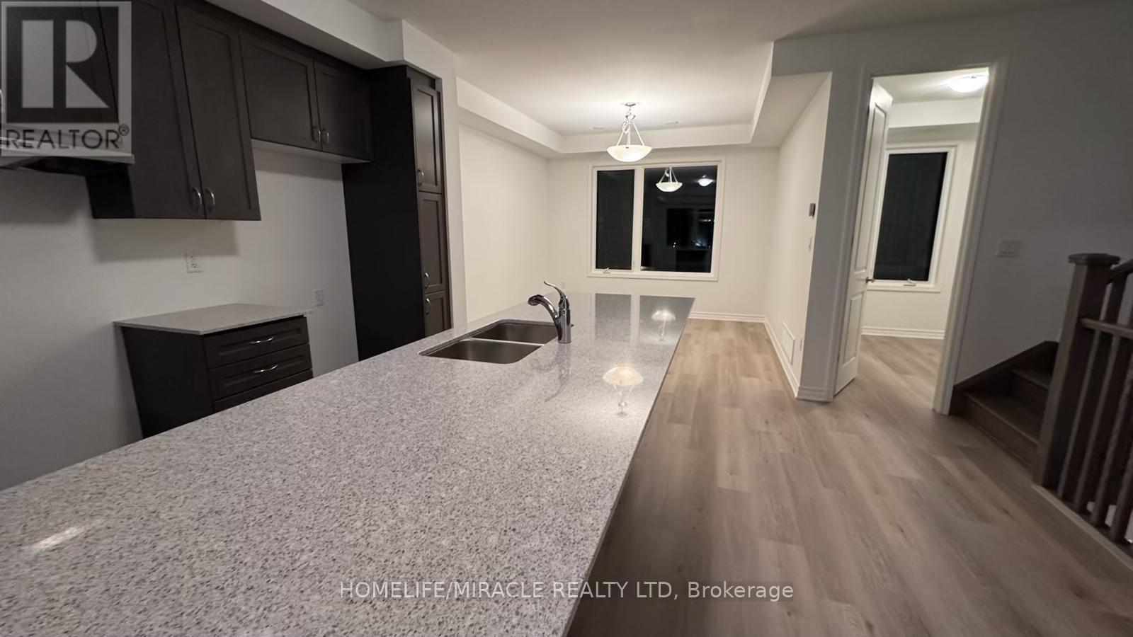 98 Pearen Lane, Barrie, Ontario  L9J 1A5 - Photo 4 - S12650772