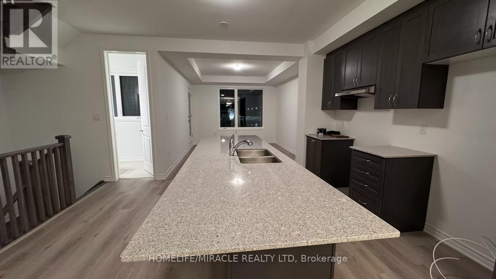 98 Pearen Lane, Barrie, Ontario  L9J 1A5 - Photo 5 - S12650772