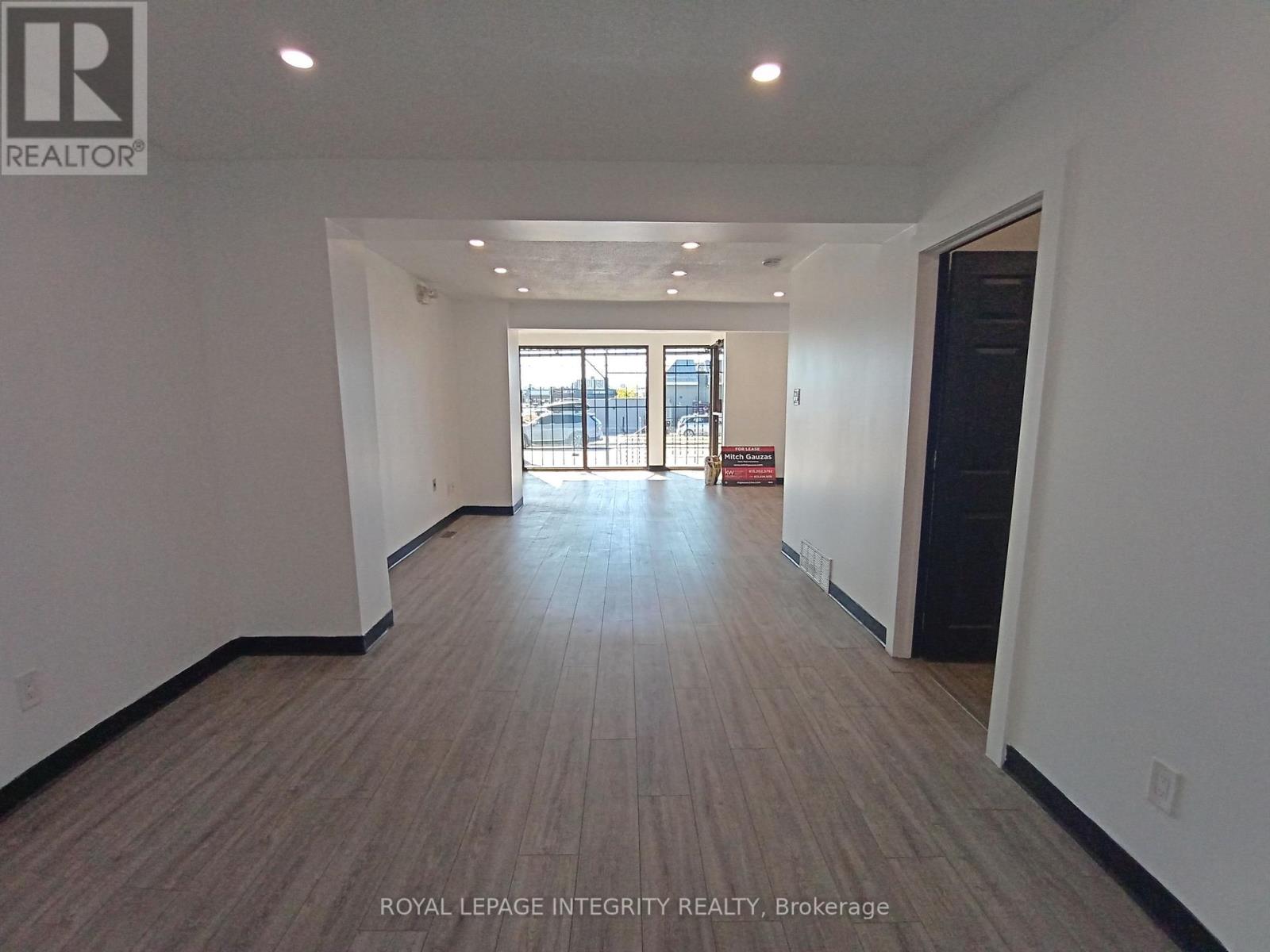 101 - 605 Center Street, Ottawa, Ontario  K1K 2N8 - Photo 2 - X12650798