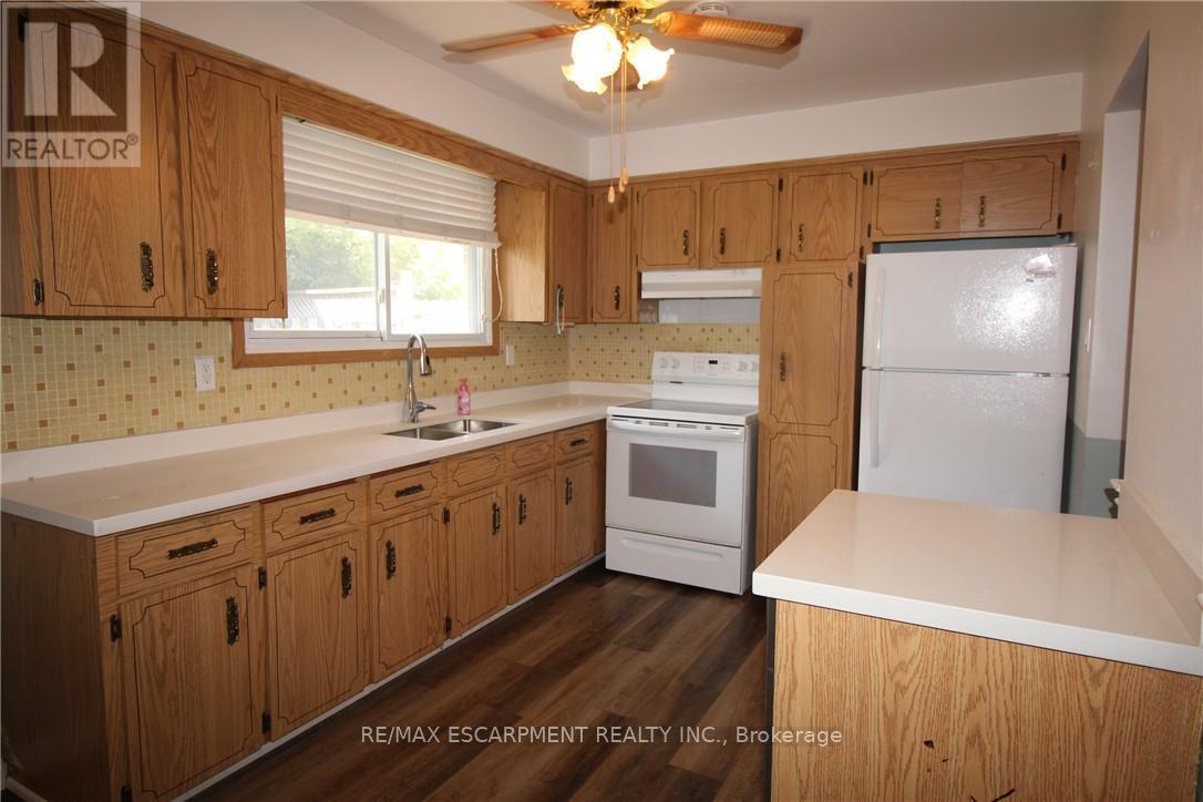 4 Purnell Drive, Hamilton, Ontario  L9C 4X9 - Photo 4 - X12650808