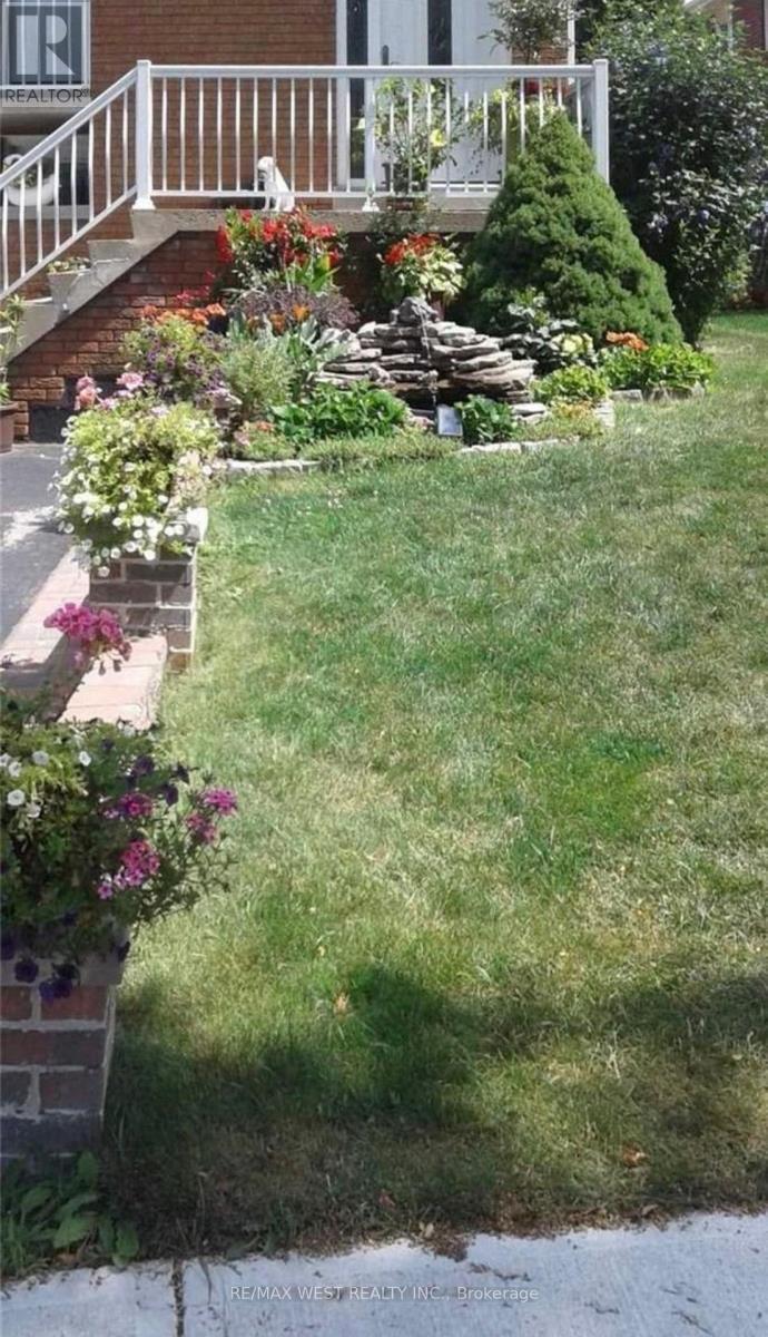 4 Dantek Court, Brampton, Ontario  L6V 3T4 - Photo 2 - W12650826