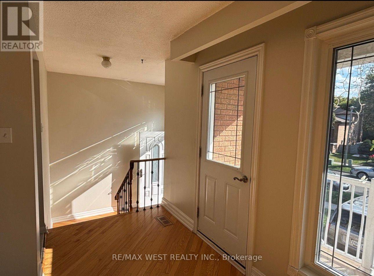 4 Dantek Court, Brampton, Ontario  L6V 3T4 - Photo 6 - W12650826