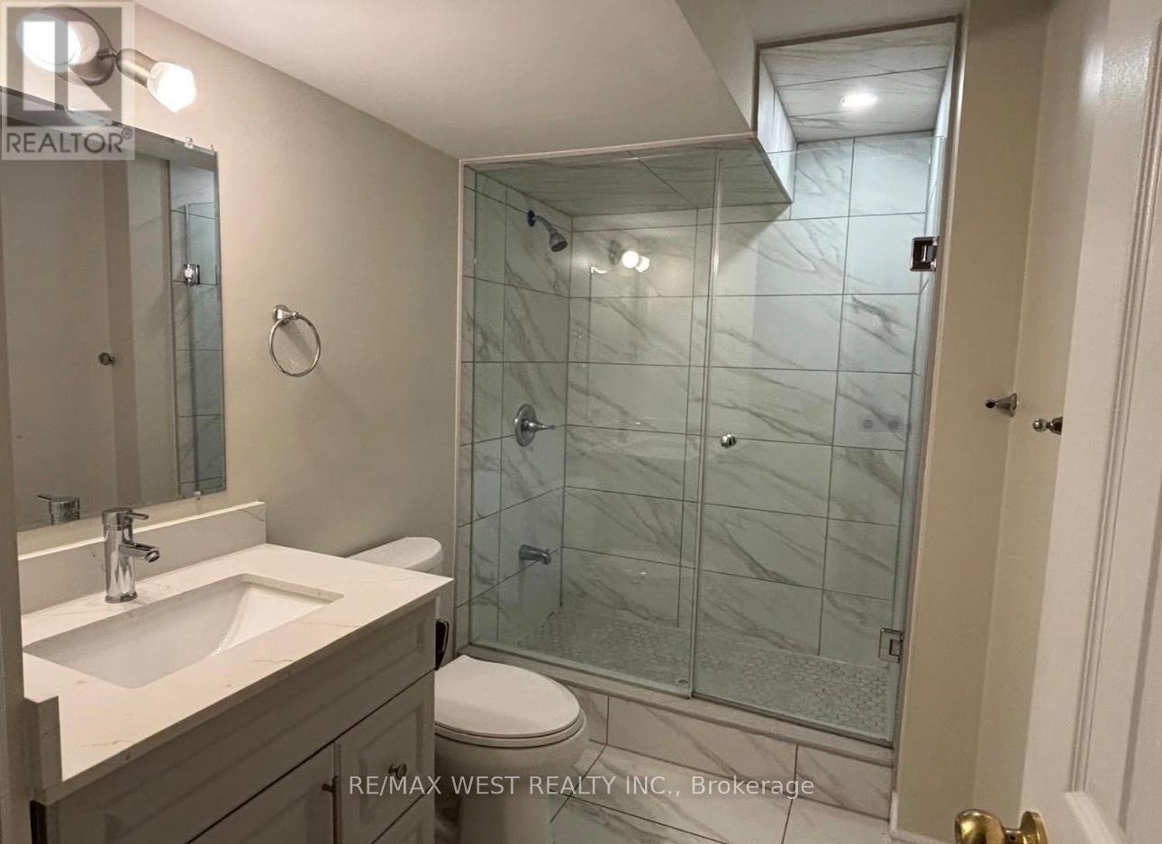 4 Dantek Court, Brampton, Ontario  L6V 3T4 - Photo 5 - W12650830