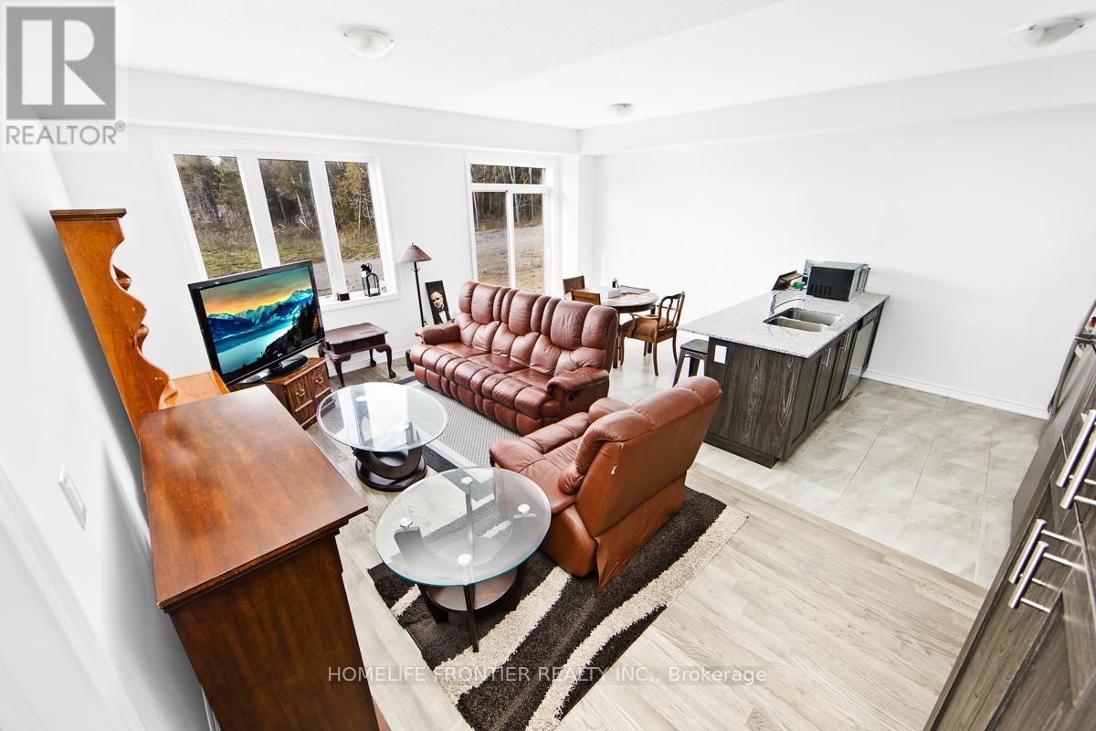 11 Spruceside Drive, Kawartha Lakes, Ontario  K0M 1A0 - Photo 4 - X12650842