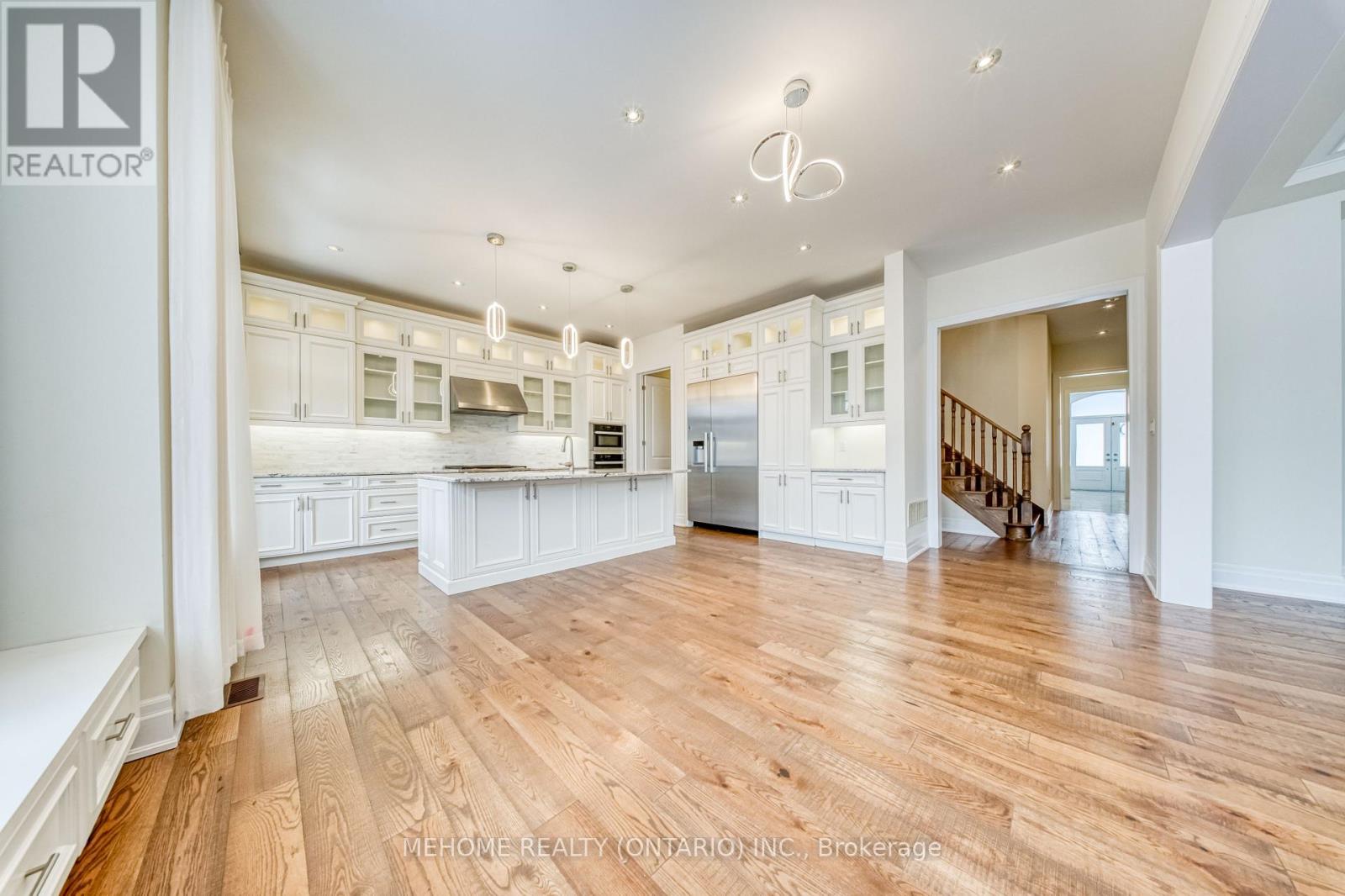 51 Bridgepointe Court, Aurora, Ontario  L4G 3H8 - Photo 2 - N12617356