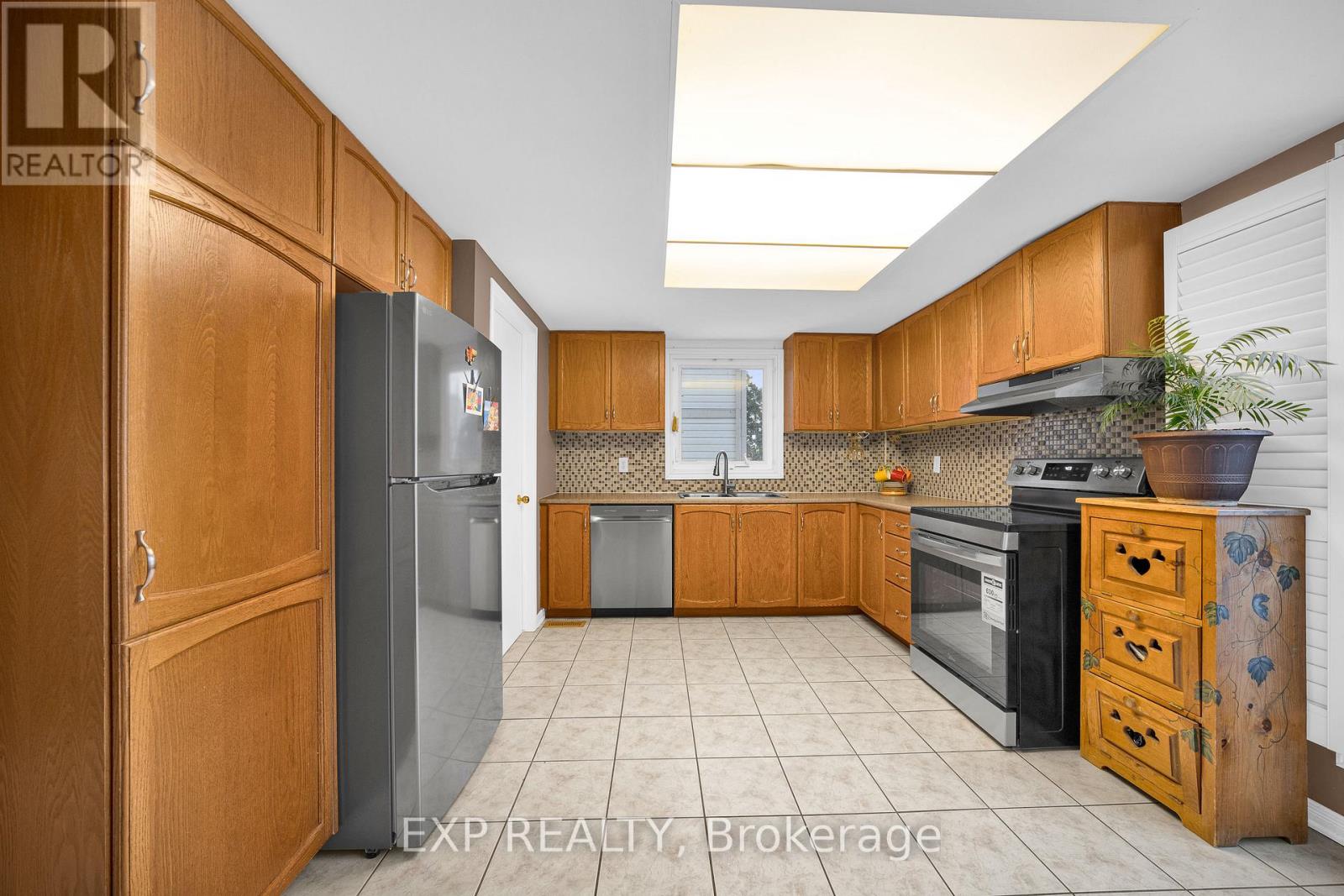 4 Huntersfield Drive, Ottawa, Ontario  K1T 3E4 - Photo 12 - X12650870