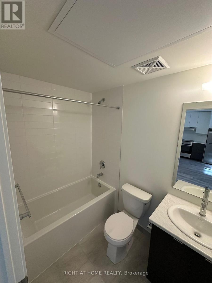 111 - 135 Canon Jackson Drive, Toronto, Ontario  M6M 0C3 - Photo 8 - W12650882