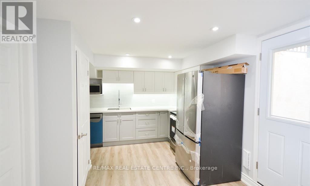 Legal Basement Unit - 1390 Conliffe Court, Mississauga, Ontario  L5C 1R3 - Photo 11 - W12650914