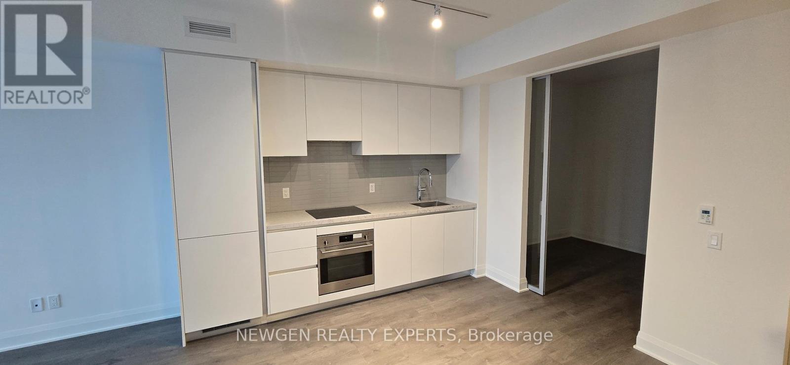 811 - 2 ERSKINE ROAD, Mississauga, Ontario