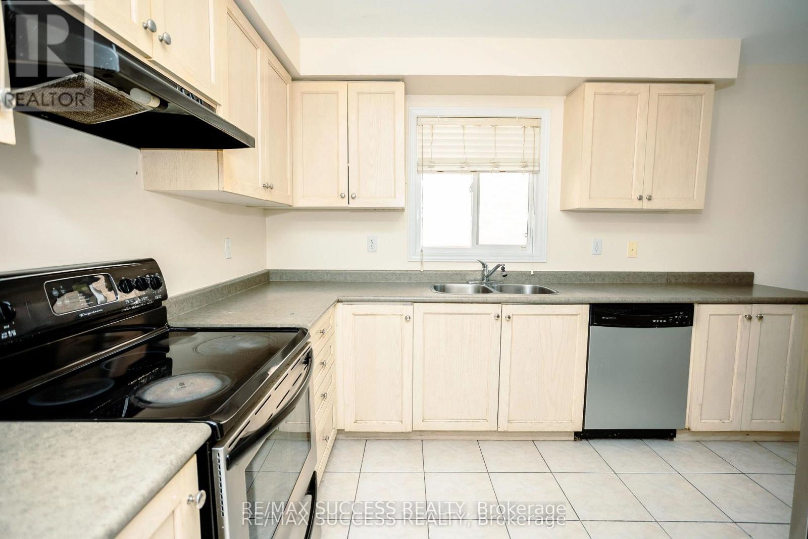 384 Flagstone Way W, Newmarket, Ontario  L3X 2R3 - Photo 24 - N12650976