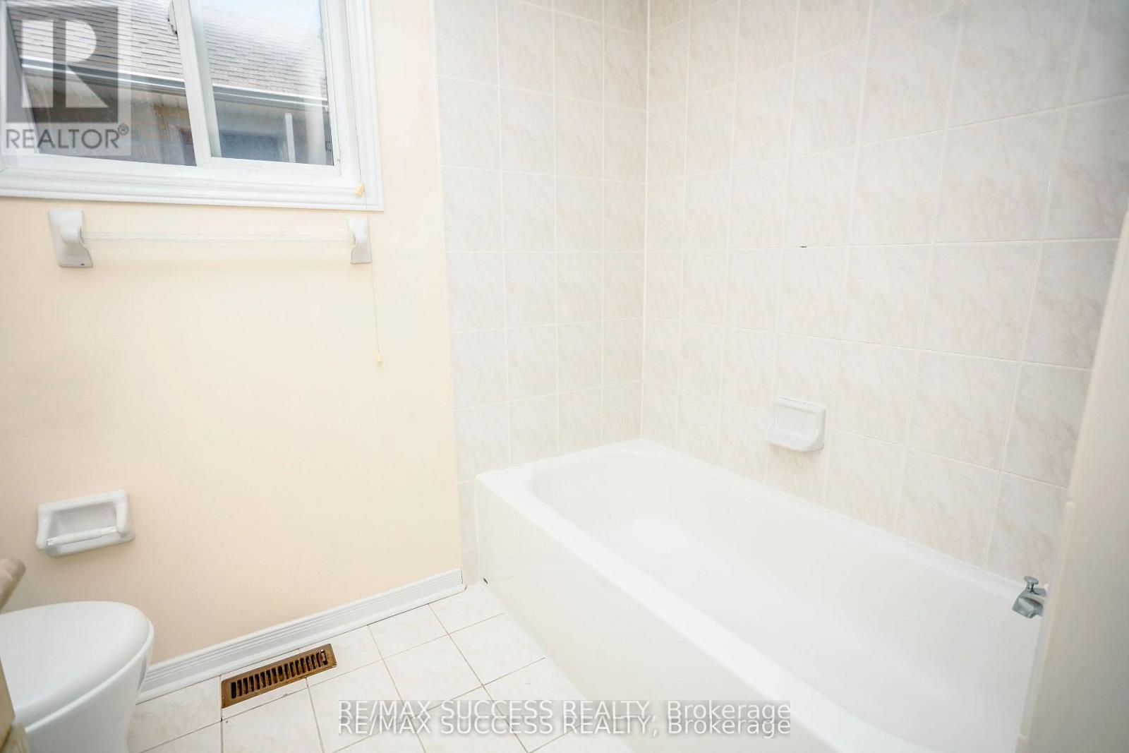 384 Flagstone Way W, Newmarket, Ontario  L3X 2R3 - Photo 8 - N12650976