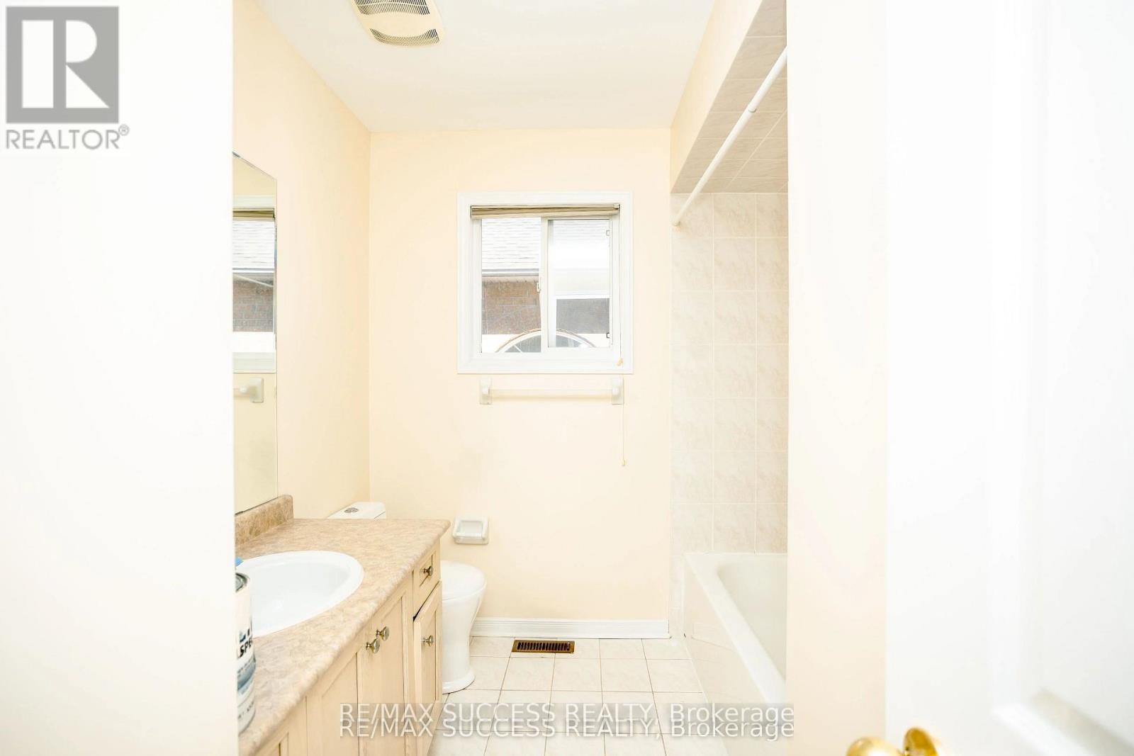 384 Flagstone Way W, Newmarket, Ontario  L3X 2R3 - Photo 9 - N12650976