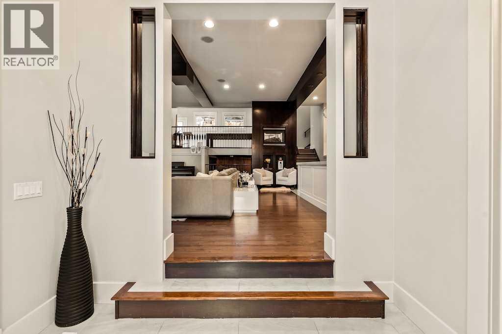 19 Sienna Ridge Bay Sw, Calgary, Alberta  T3H 3T2 - Photo 4 - A2276087