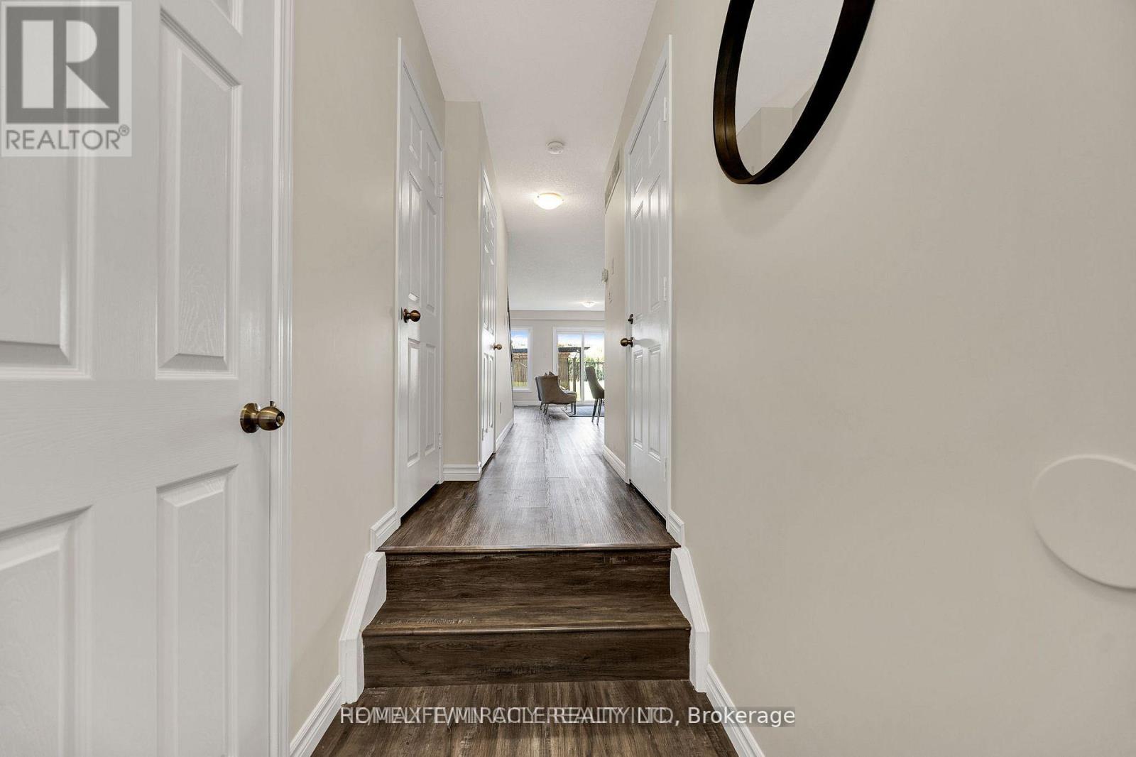 252 Countrystone Crescent, Kitchener, Ontario  N2N 3S2 - Photo 4 - X12650996