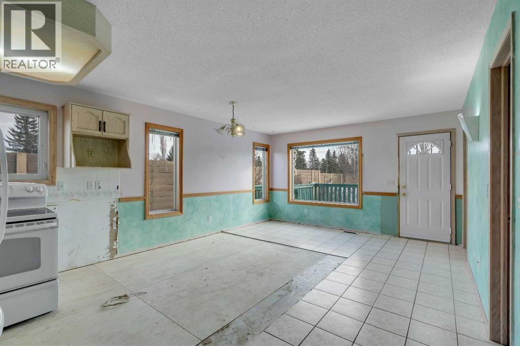 12 Hawkland Crescent Nw, Calgary, Alberta  T3G 3V2 - Photo 8 - A2275567