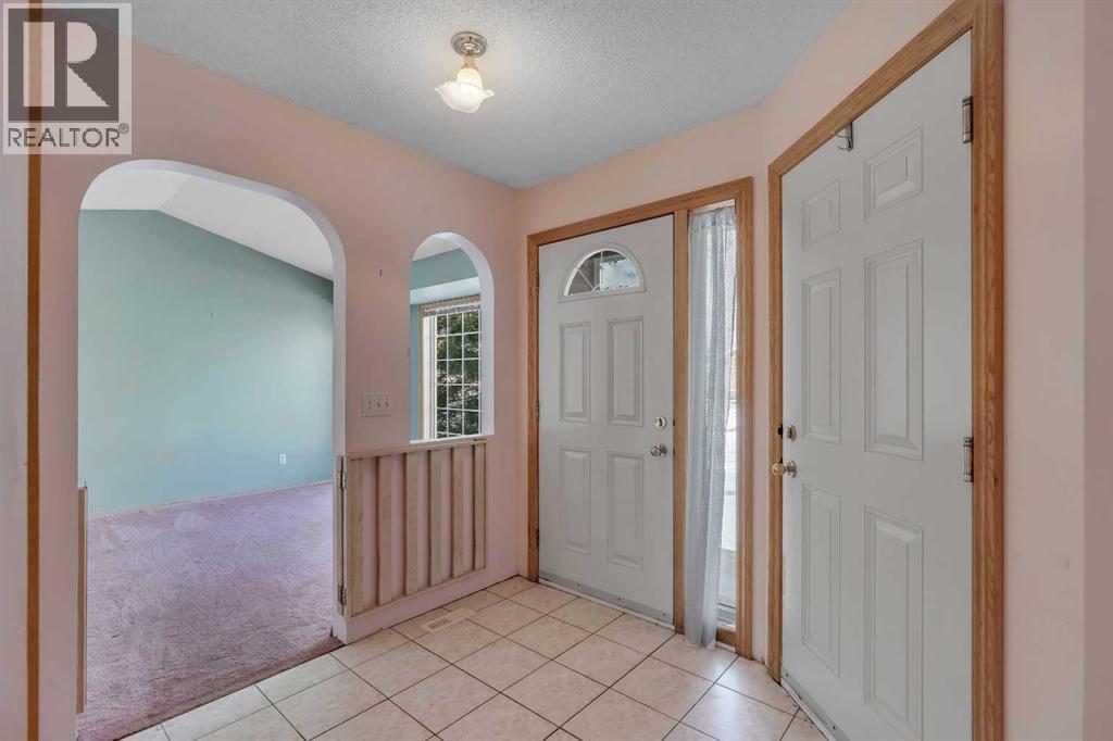 12 Hawkland Crescent Nw, Calgary, Alberta  T3G 3V2 - Photo 4 - A2275567