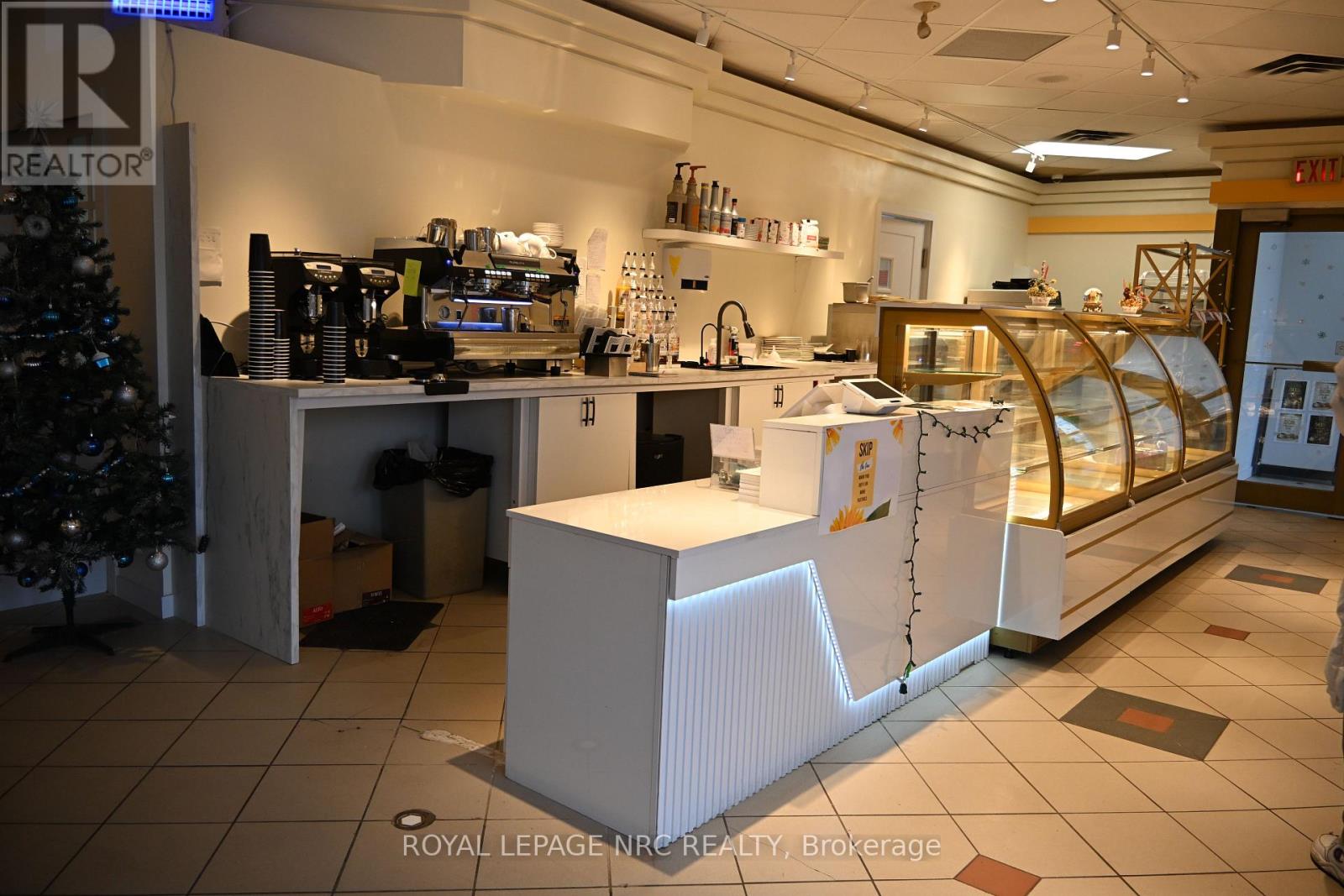 101 - 50 Lakeport Road, St. Catharines, Ontario  L2N 4P7 - Photo 2 - X12651126