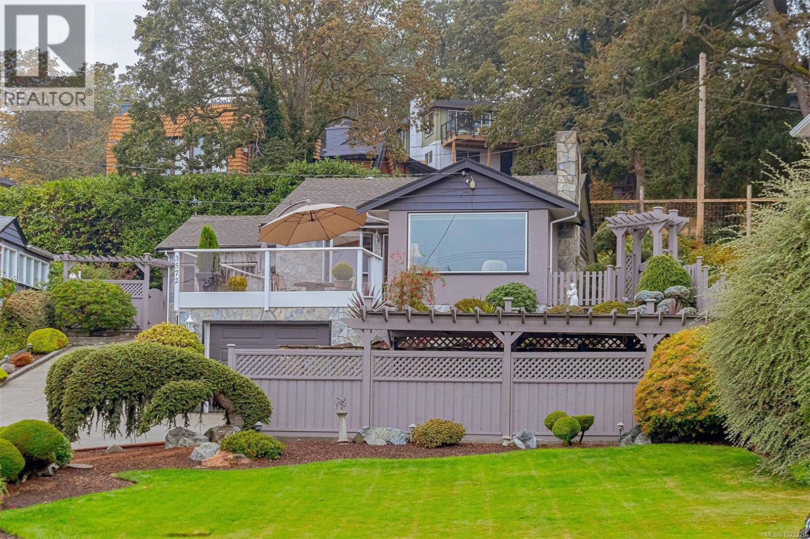 3572 Cedar Hill Rd, Saanich, British Columbia  V8P 3Z1 - Photo 2 - 1022220