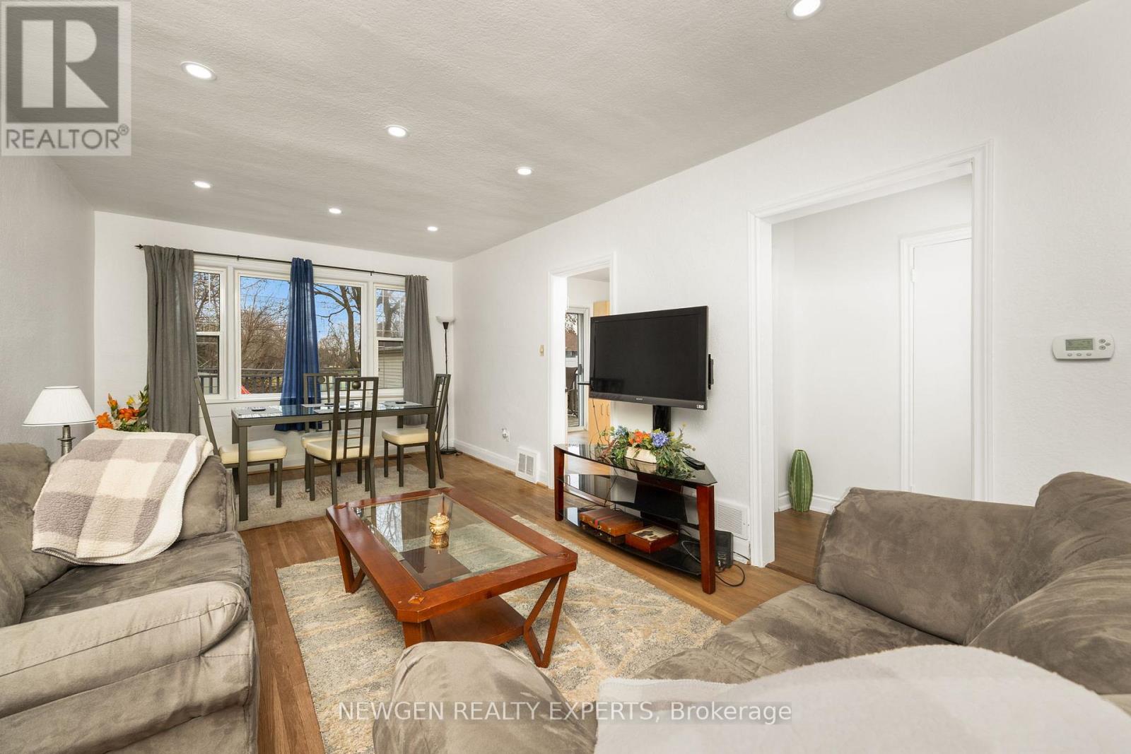 93 Ashbourne Drive, Toronto, Ontario  M9B 4H6 - Photo 19 - W12651132