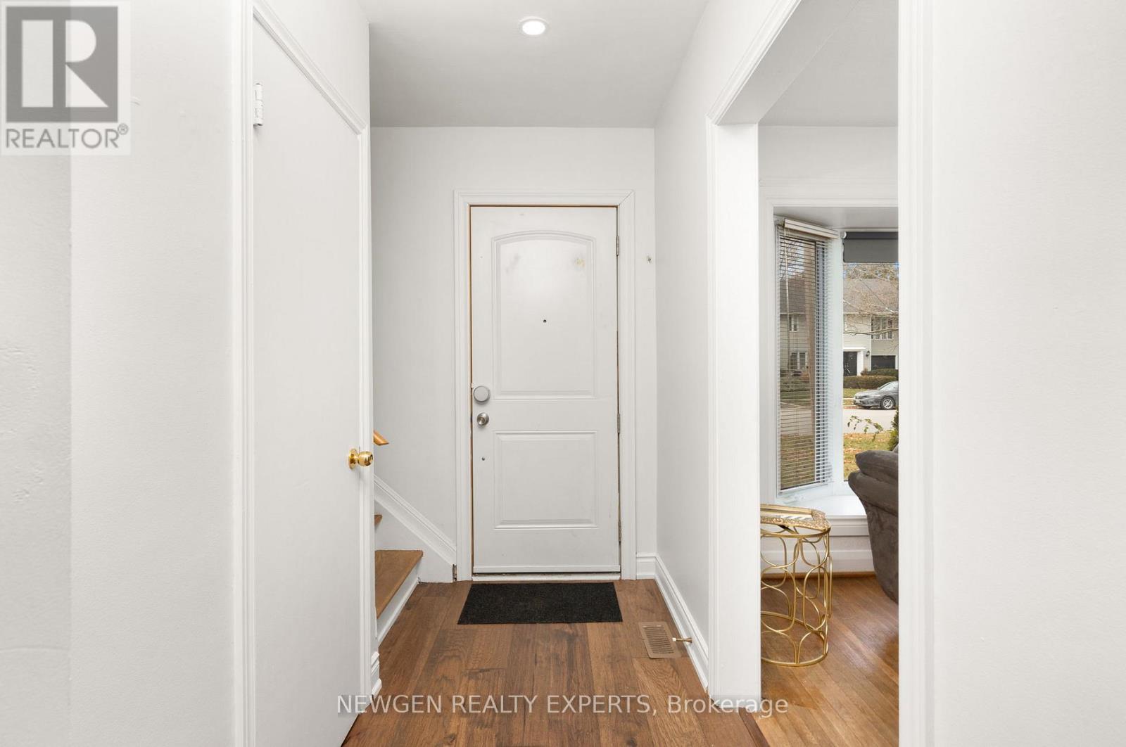 93 Ashbourne Drive, Toronto, Ontario  M9B 4H6 - Photo 25 - W12651132