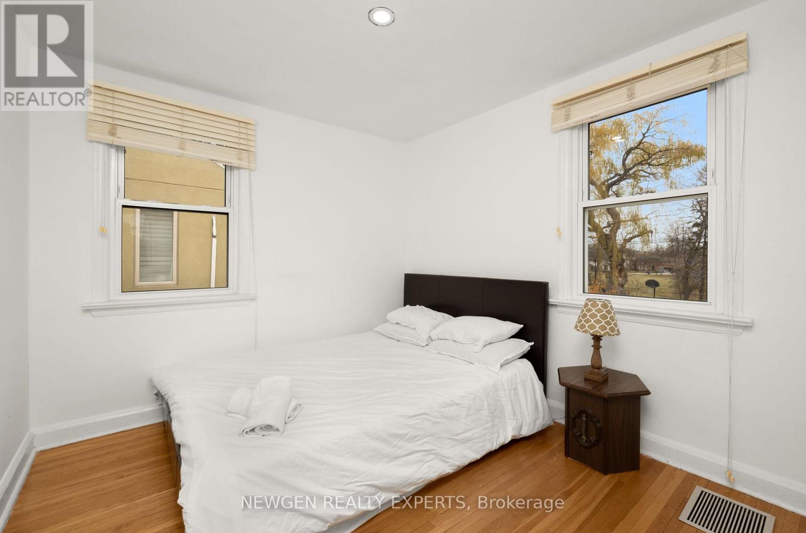 93 Ashbourne Drive, Toronto, Ontario  M9B 4H6 - Photo 27 - W12651132