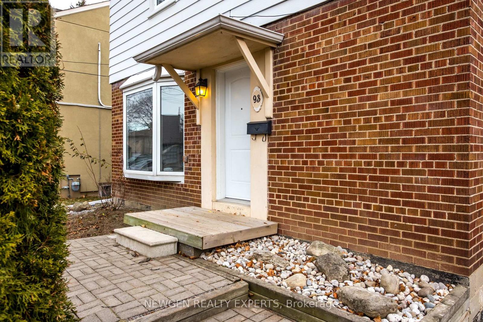 93 Ashbourne Drive, Toronto, Ontario  M9B 4H6 - Photo 5 - W12651132