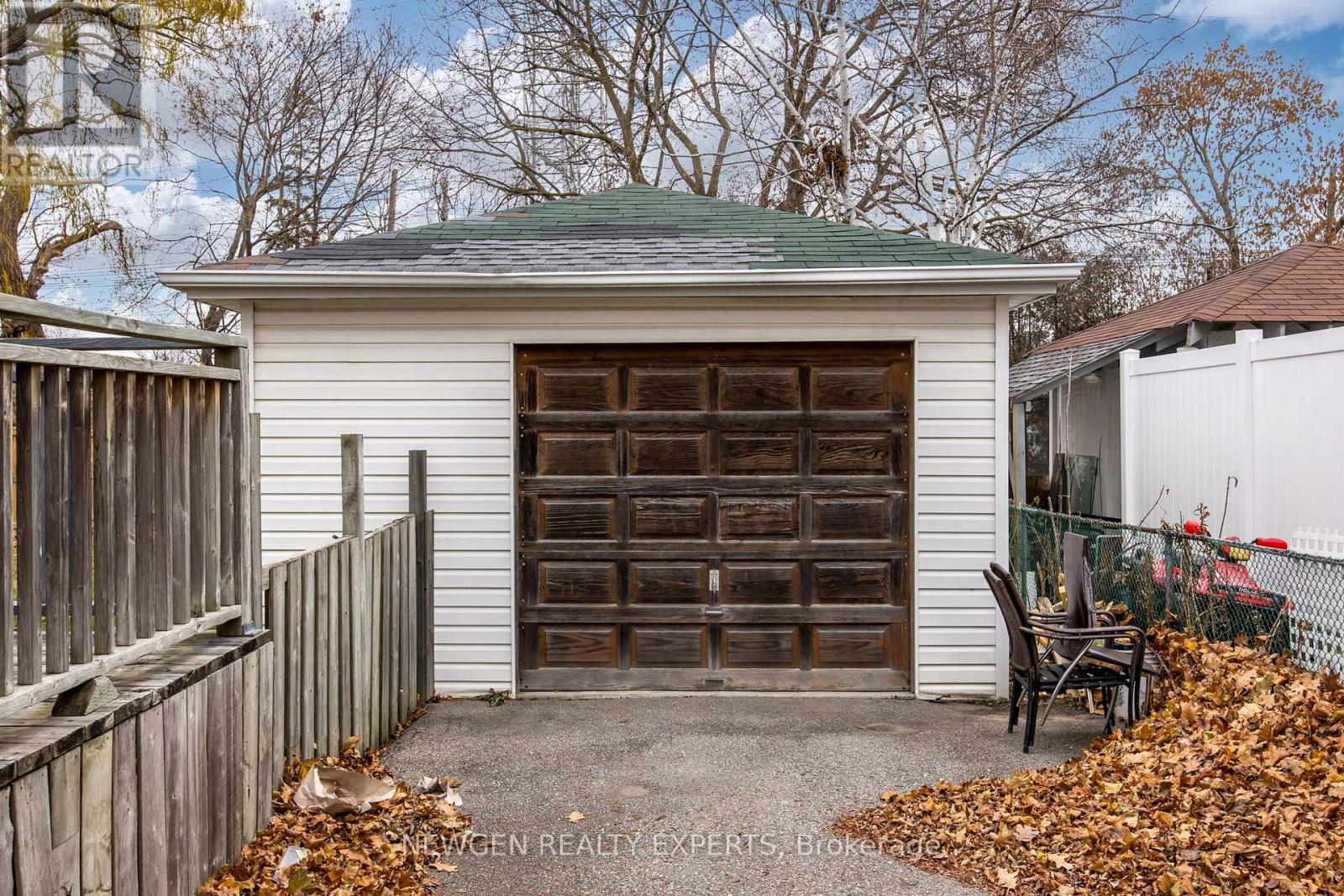 93 Ashbourne Drive, Toronto, Ontario  M9B 4H6 - Photo 6 - W12651132