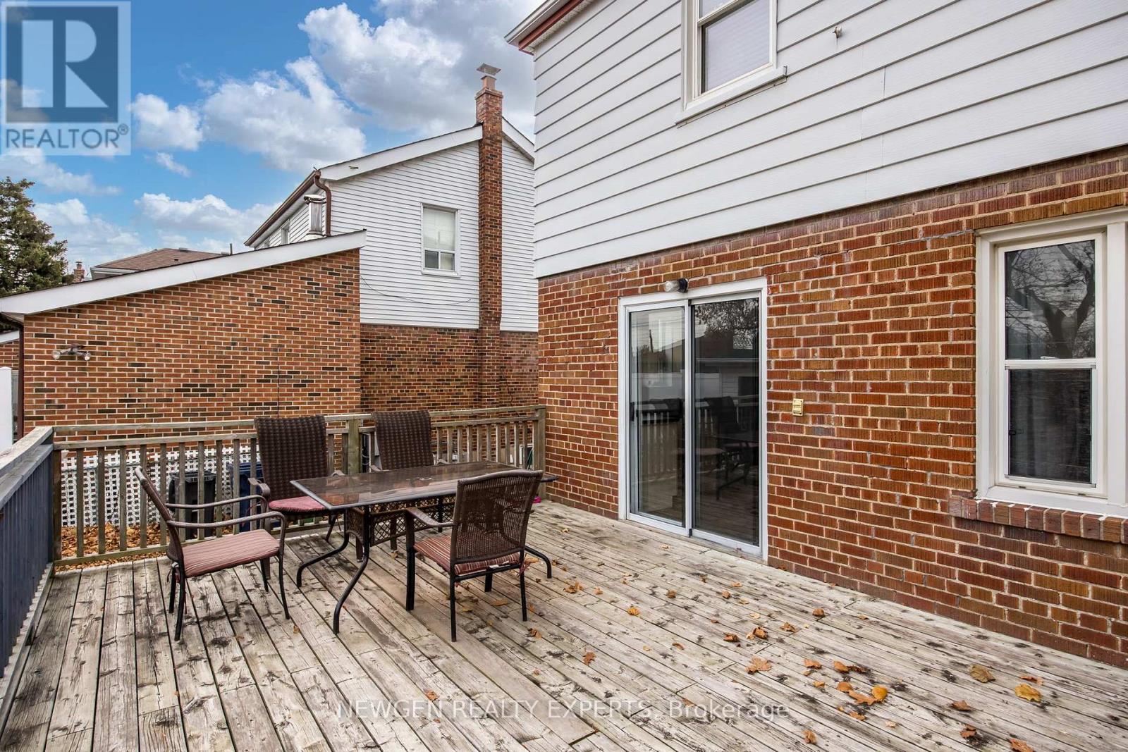 93 Ashbourne Drive, Toronto, Ontario  M9B 4H6 - Photo 9 - W12651132