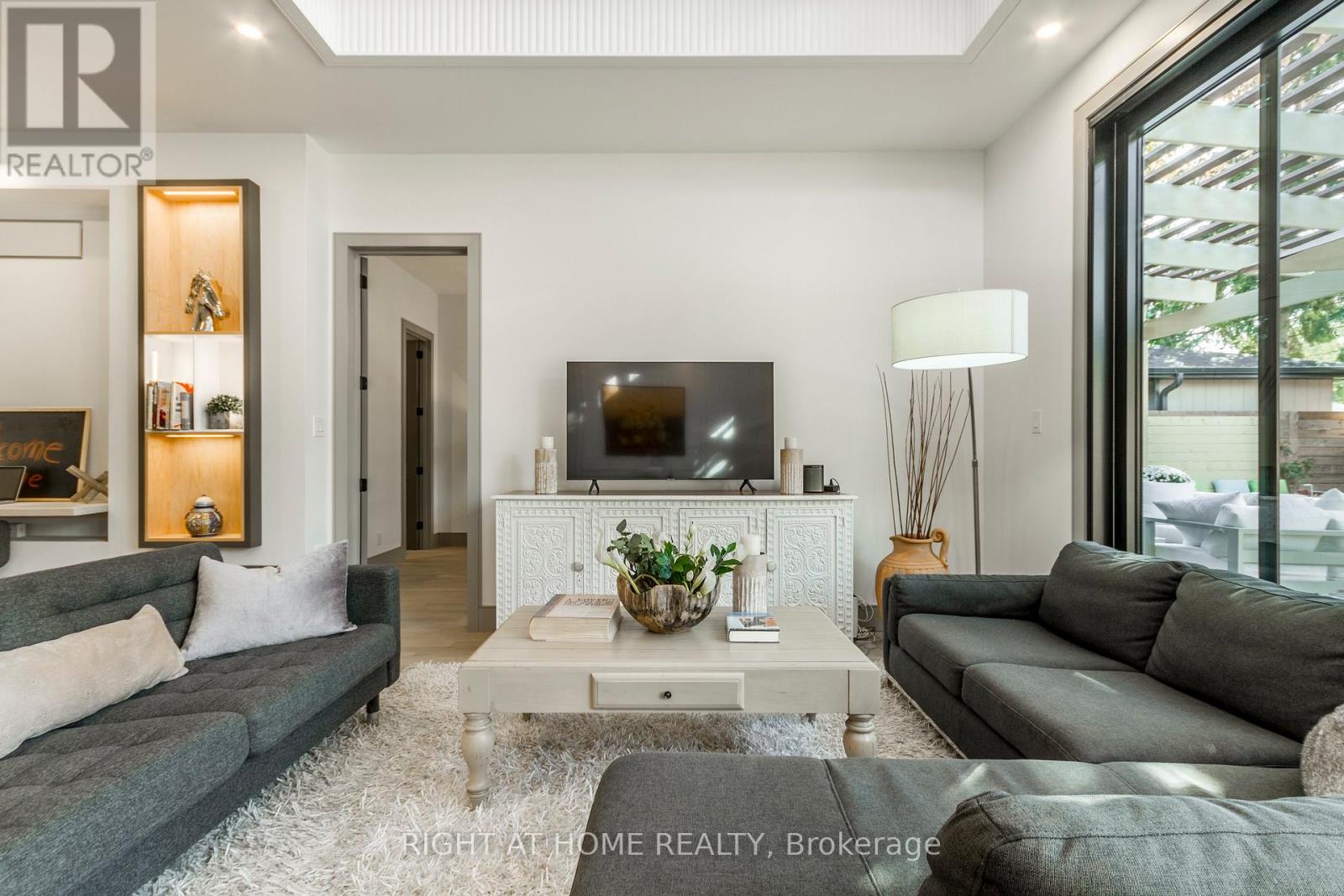 118 Martin Grove Road, Toronto, Ontario  M9B 4K5 - Photo 14 - W12651212