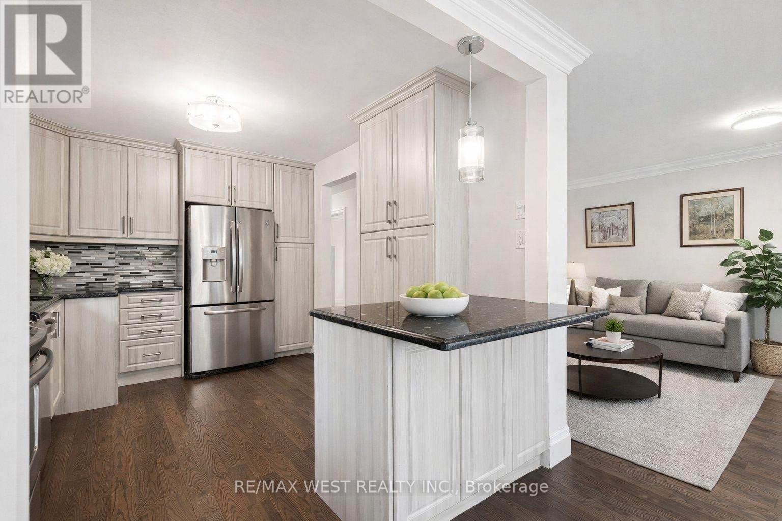 17 Jill Crescent, Toronto, Ontario  M9B 6B2 - Photo 6 - W12651238