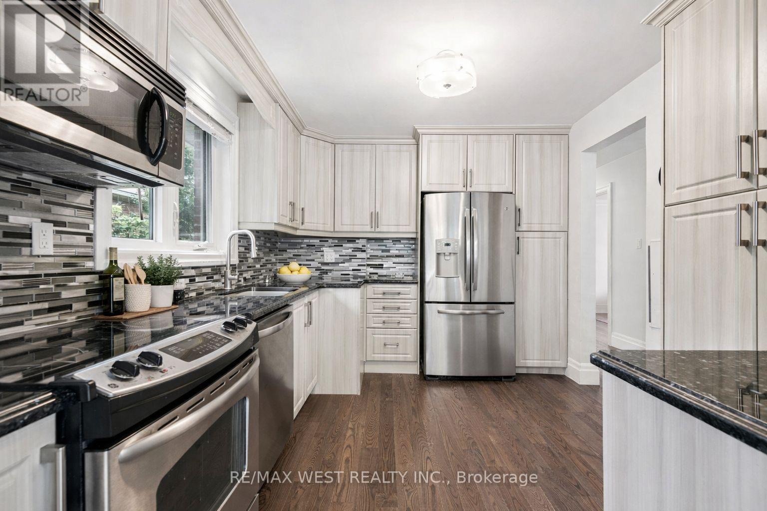 17 Jill Crescent, Toronto, Ontario  M9B 6B2 - Photo 7 - W12651238