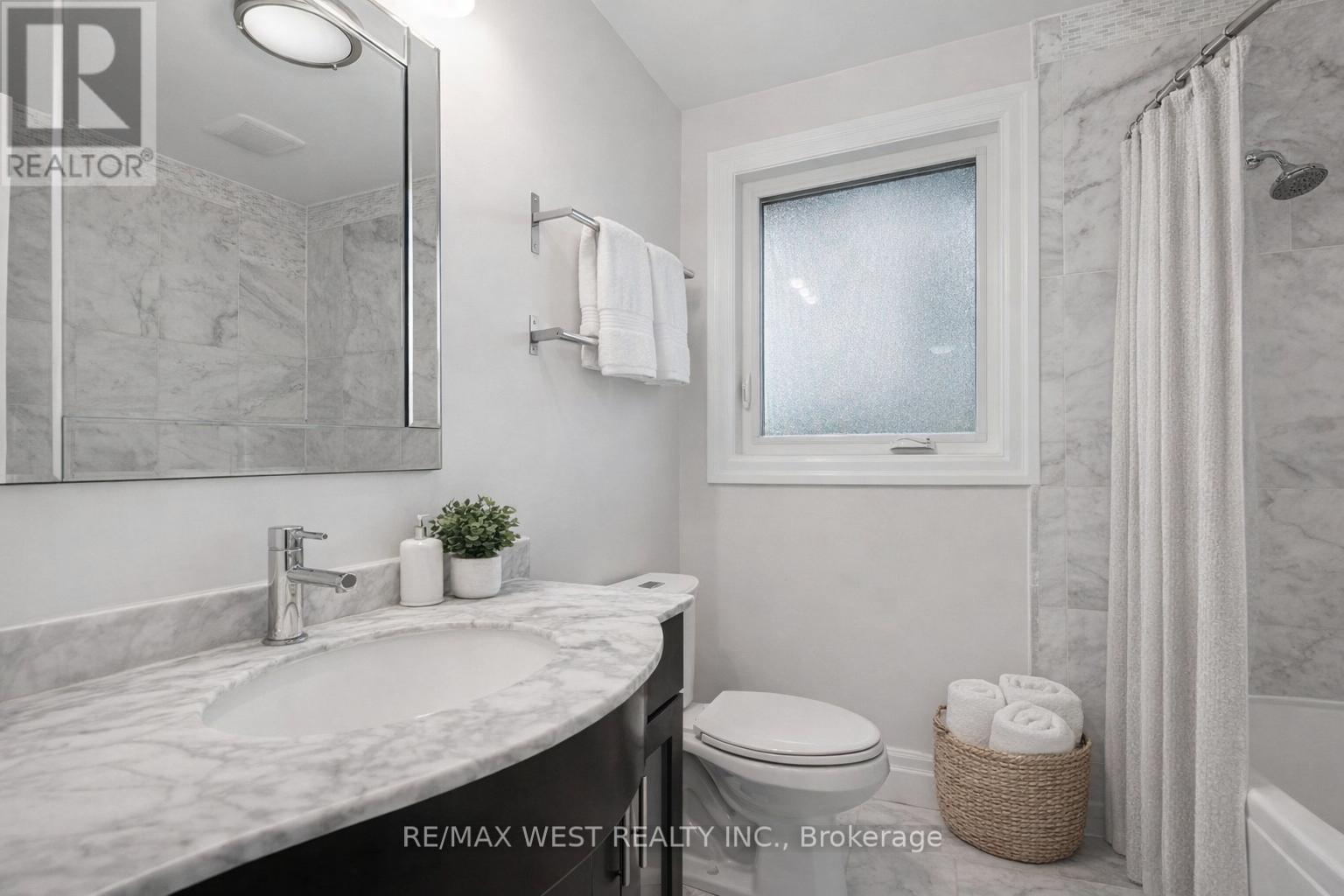 17 Jill Crescent, Toronto, Ontario  M9B 6B2 - Photo 9 - W12651238