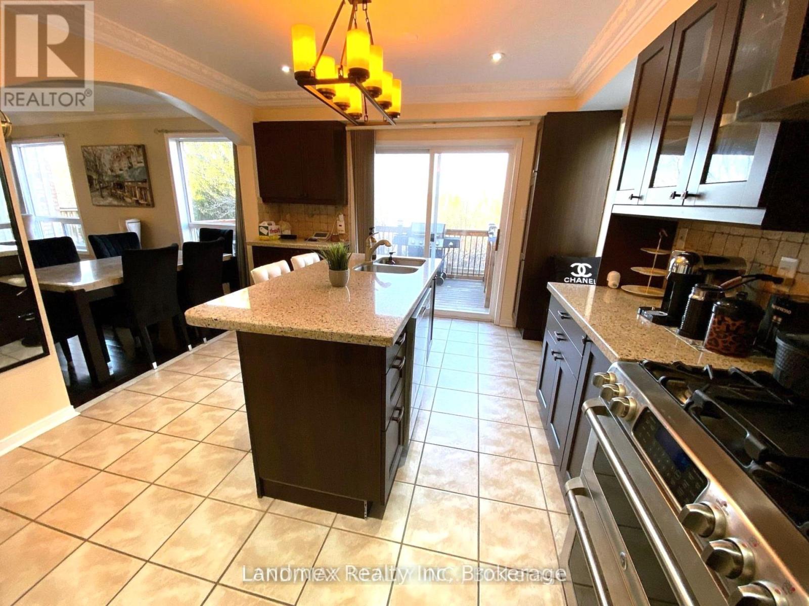 50 Charleswood Circle, Brampton, Ontario  L7A 1Z2 - Photo 6 - W12651246