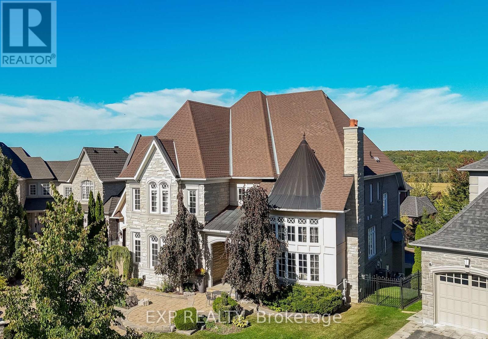 22 LONGTHORPE COURT, Aurora, Ontario